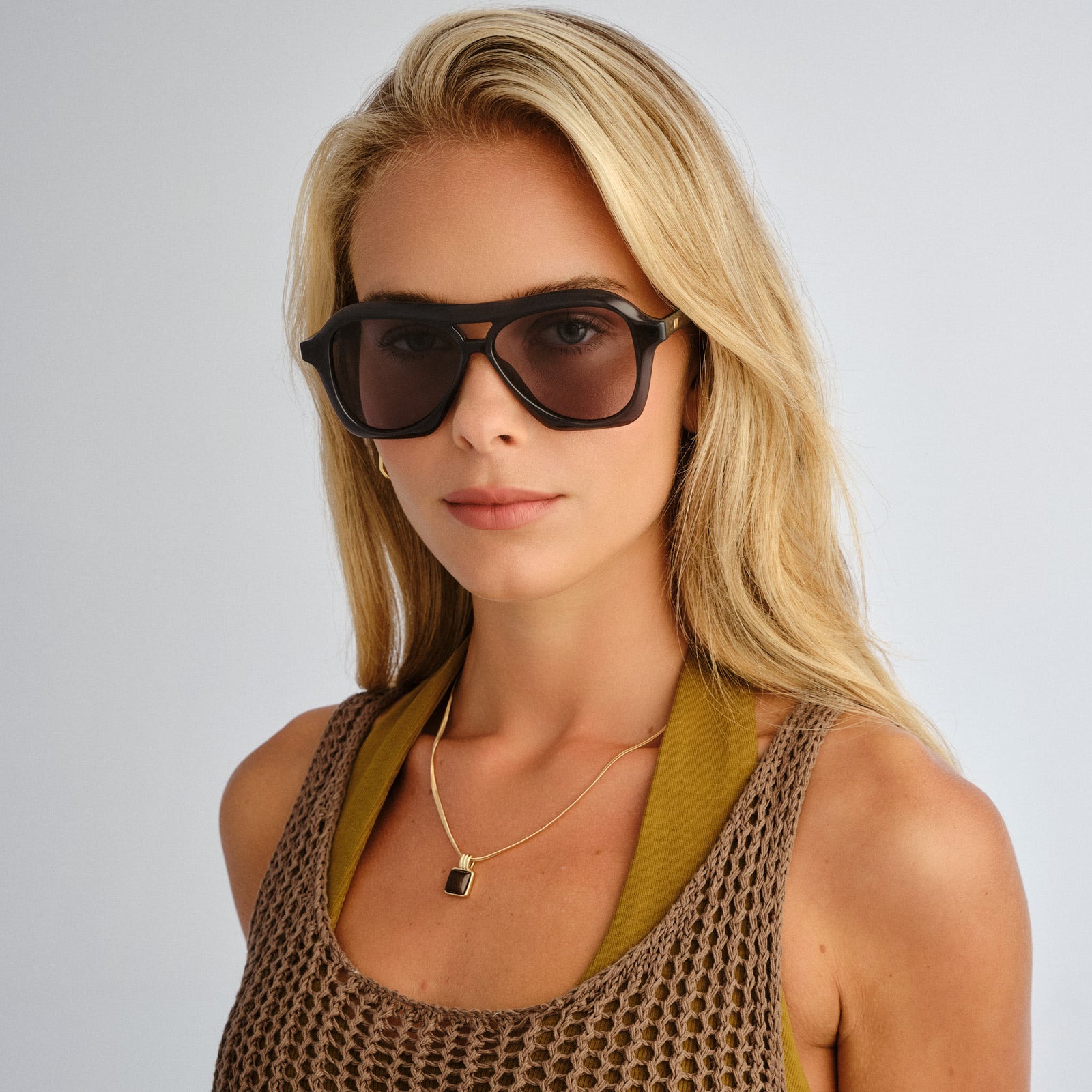 Drizzle Dark Smoke Uni-Sex Aviator Sunglasses | Le Specs