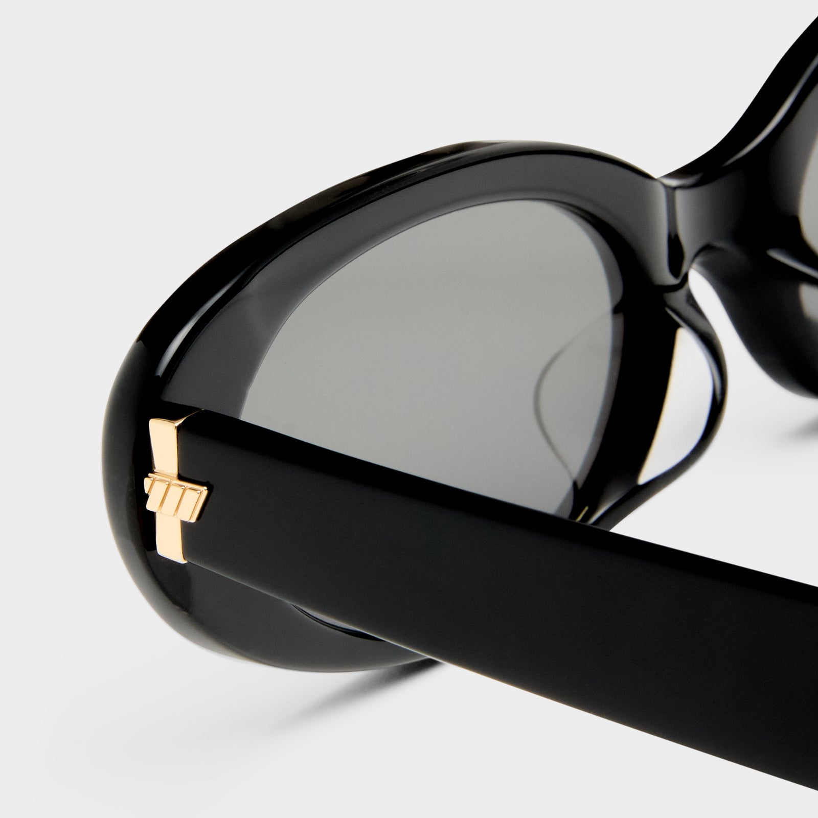 Chicane Black Female Oval Sunglasses | Le Specs