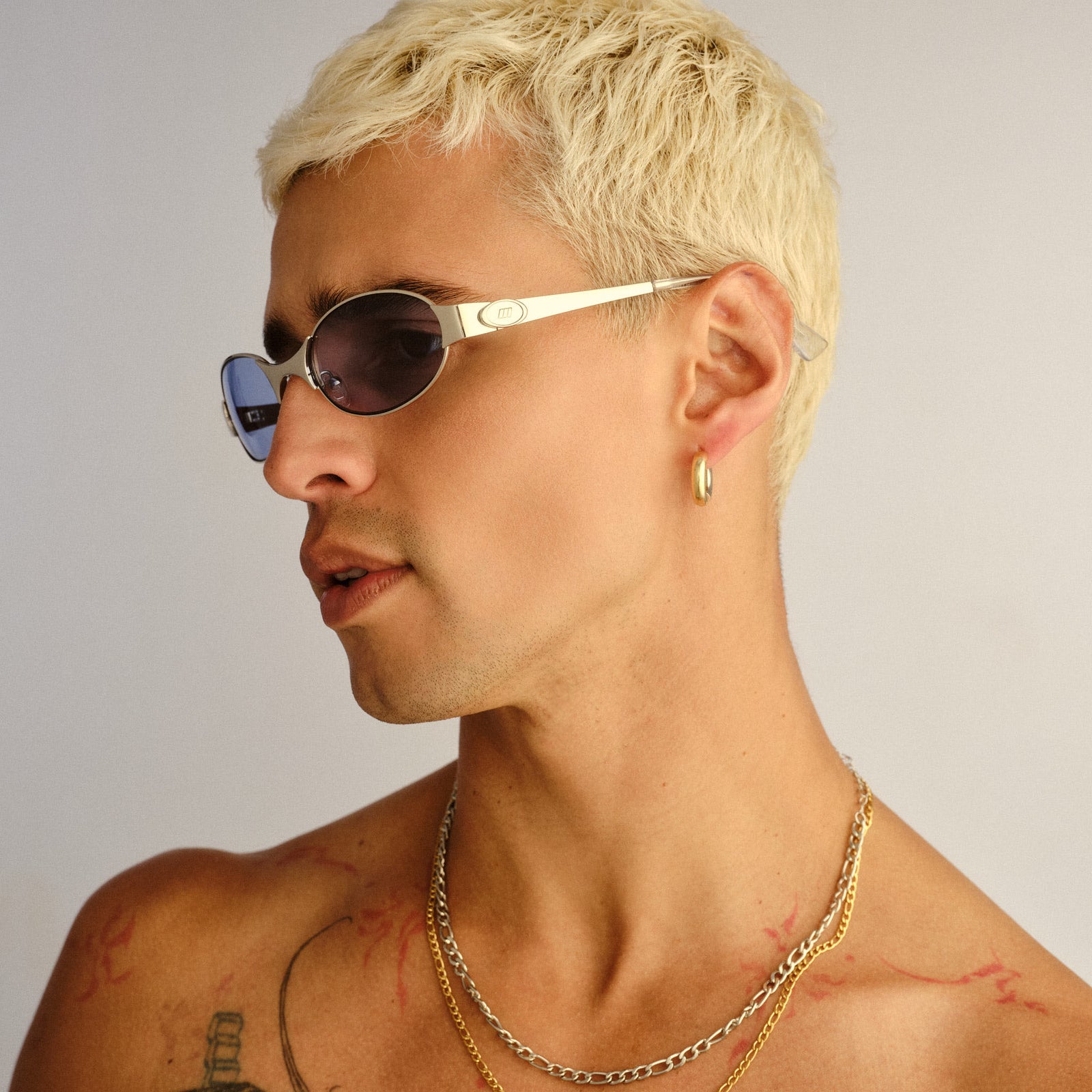 Frostbite Silver Uni-Sex Oval Sunglasses | Le Specs