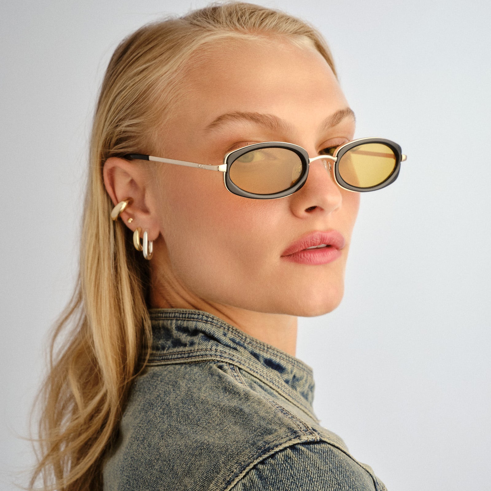 Mecharo Gold Black Uni-Sex Oval Sunglasses | Le Specs