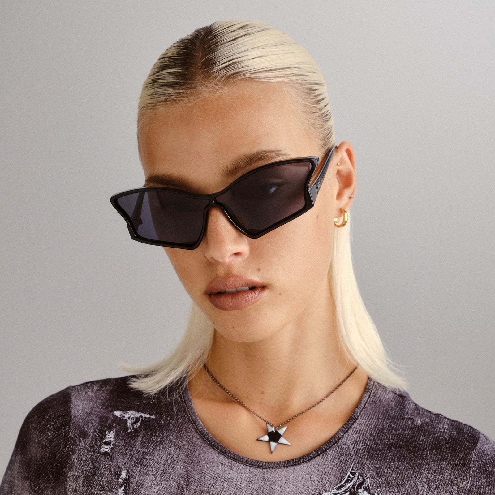 Tailfin Black Female Wrap Sunglasses | Le Specs