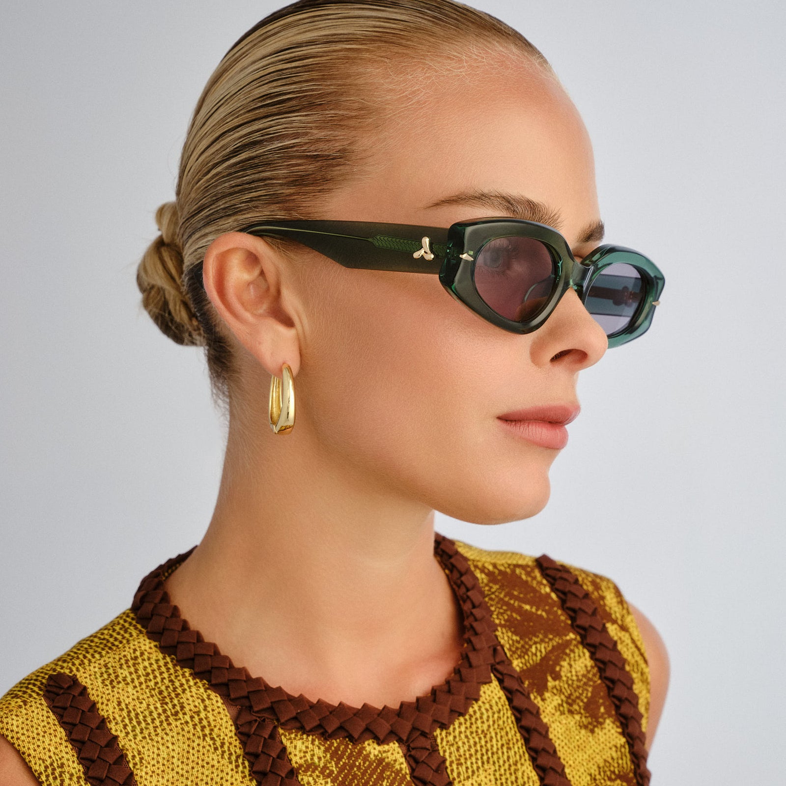 Lunar Sage Green Female Oval Sunglasses | Le Specs