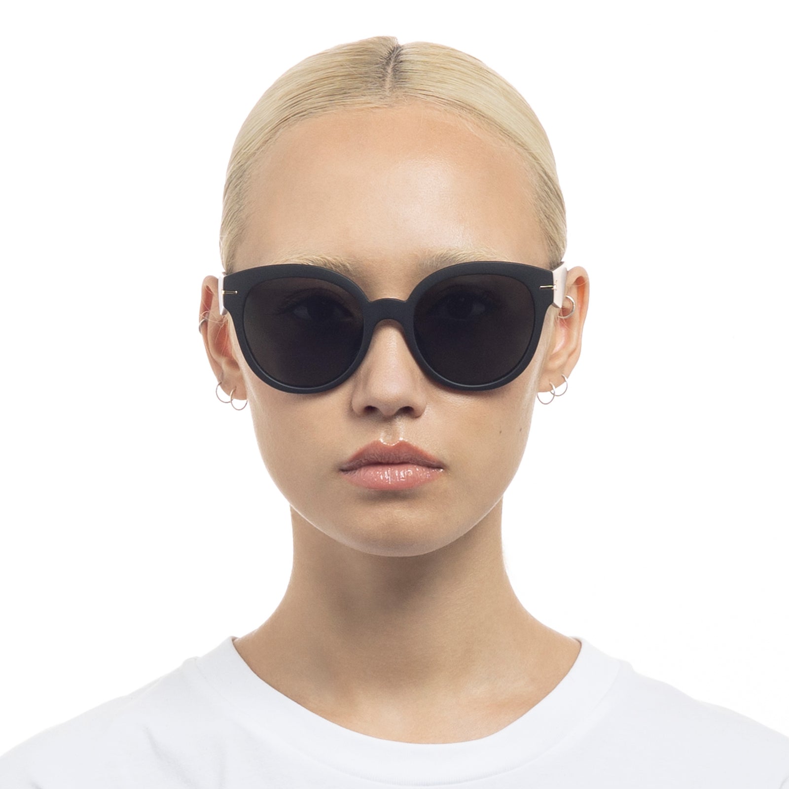 Capacious Matte Black Female Round Sunglasses | Le Specs