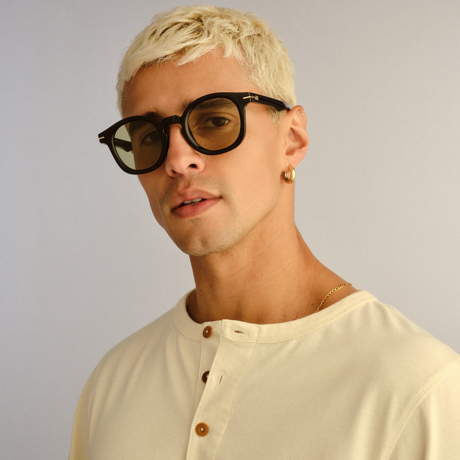 Hoodwinked Black Uni-Sex Round Sunglasses | Le Specs