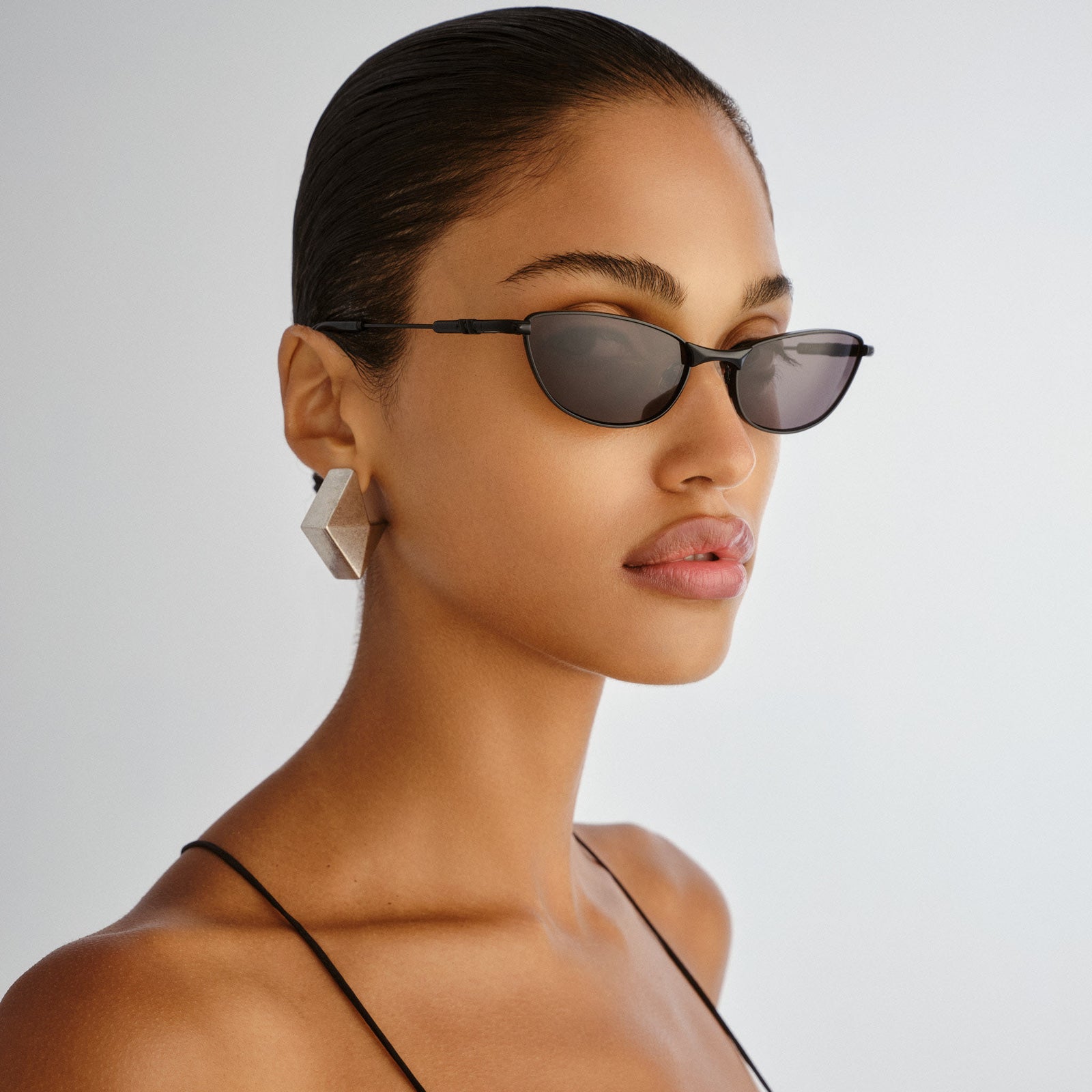 Thorned Black Uni-Sex Oval Sunglasses | Le Specs