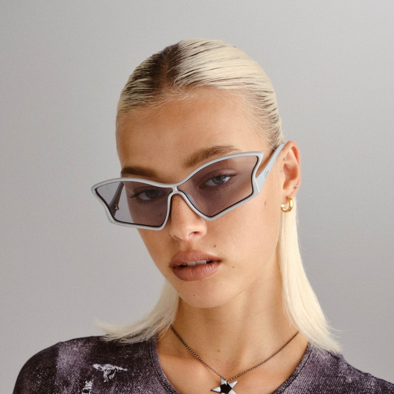 Tailfin Matte Silver Female Wrap Sunglasses | Le Specs
