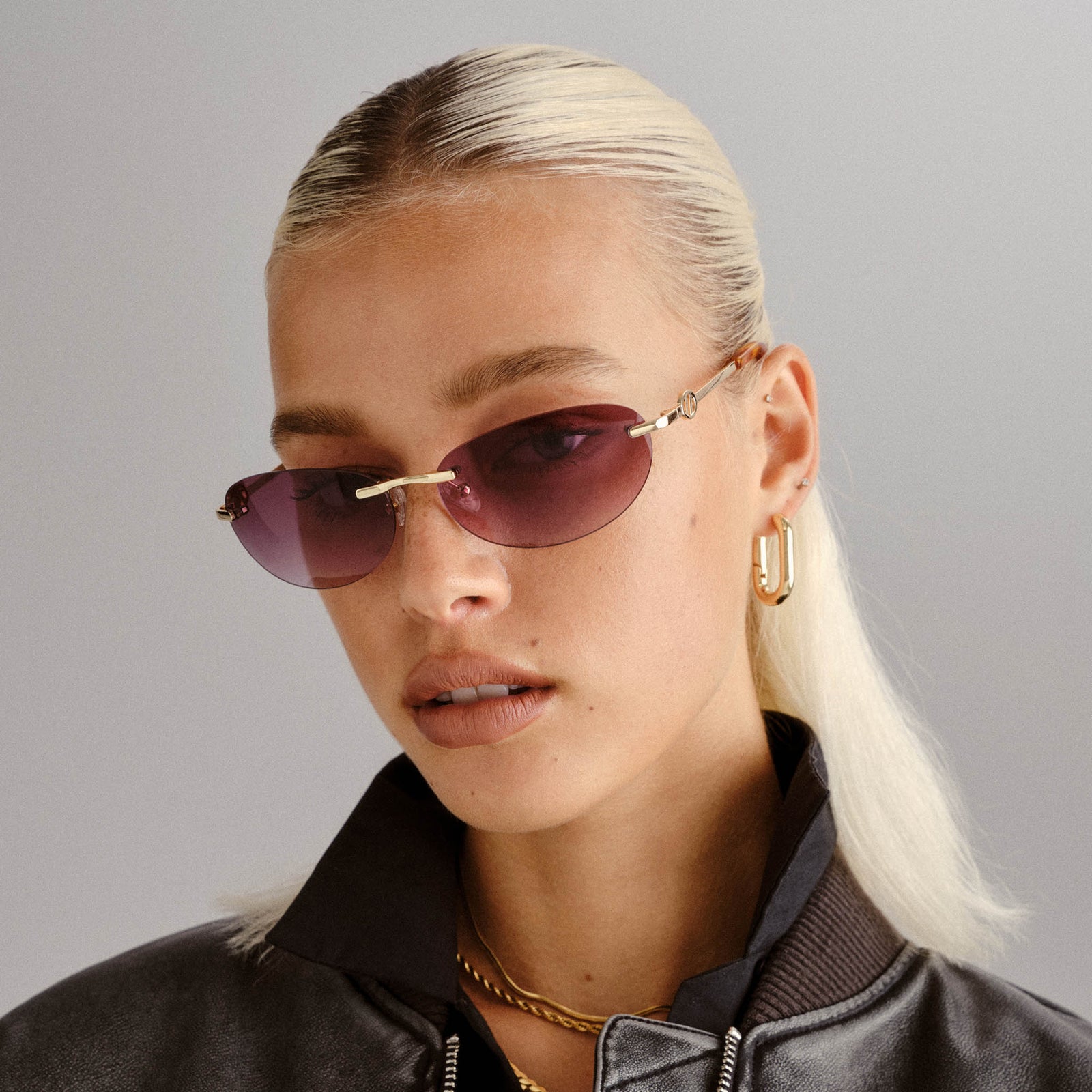 Slinky Bright Gold Female Oval Sunglasses | Le Specs