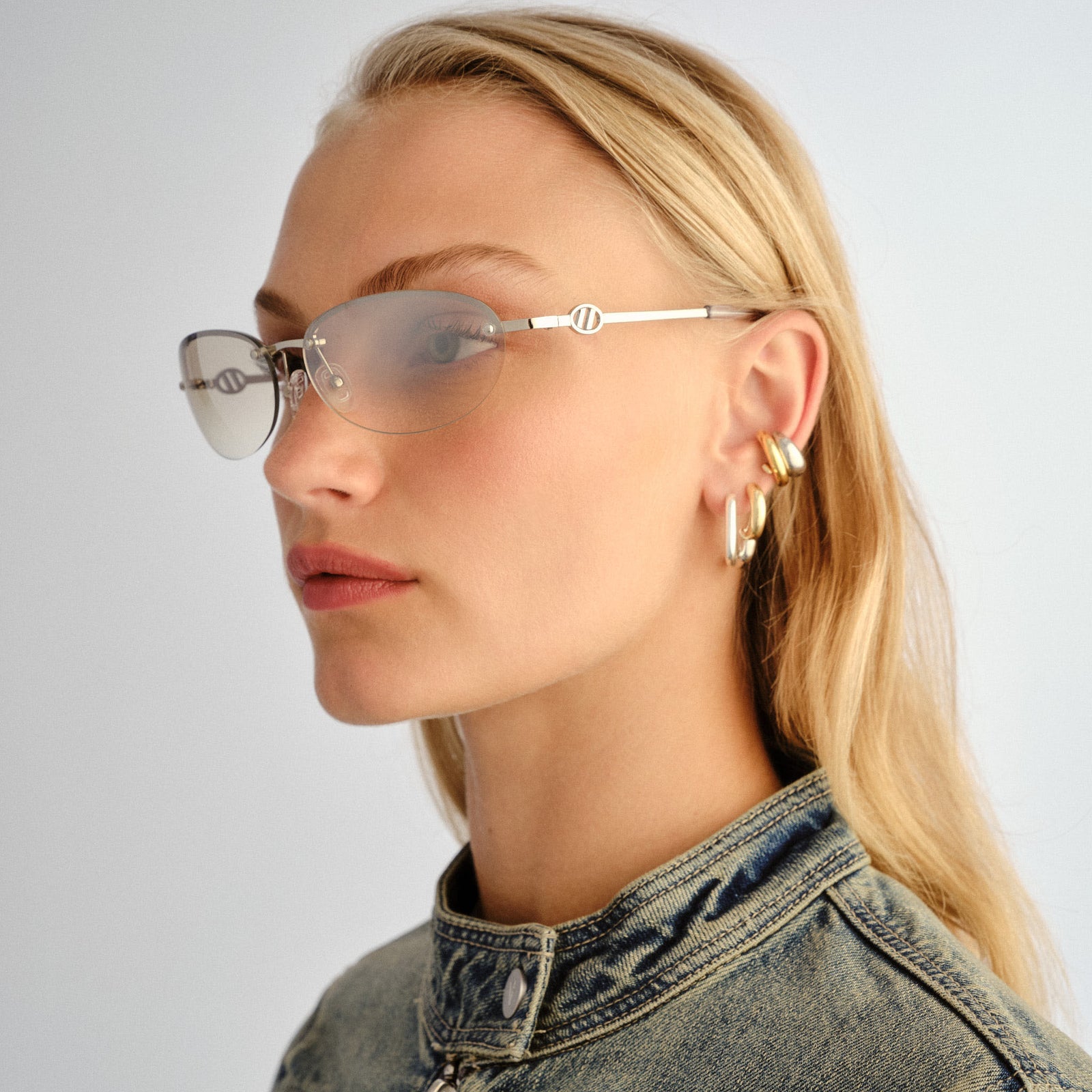 Slinky Silver Female Oval Sunglasses | Le Specs