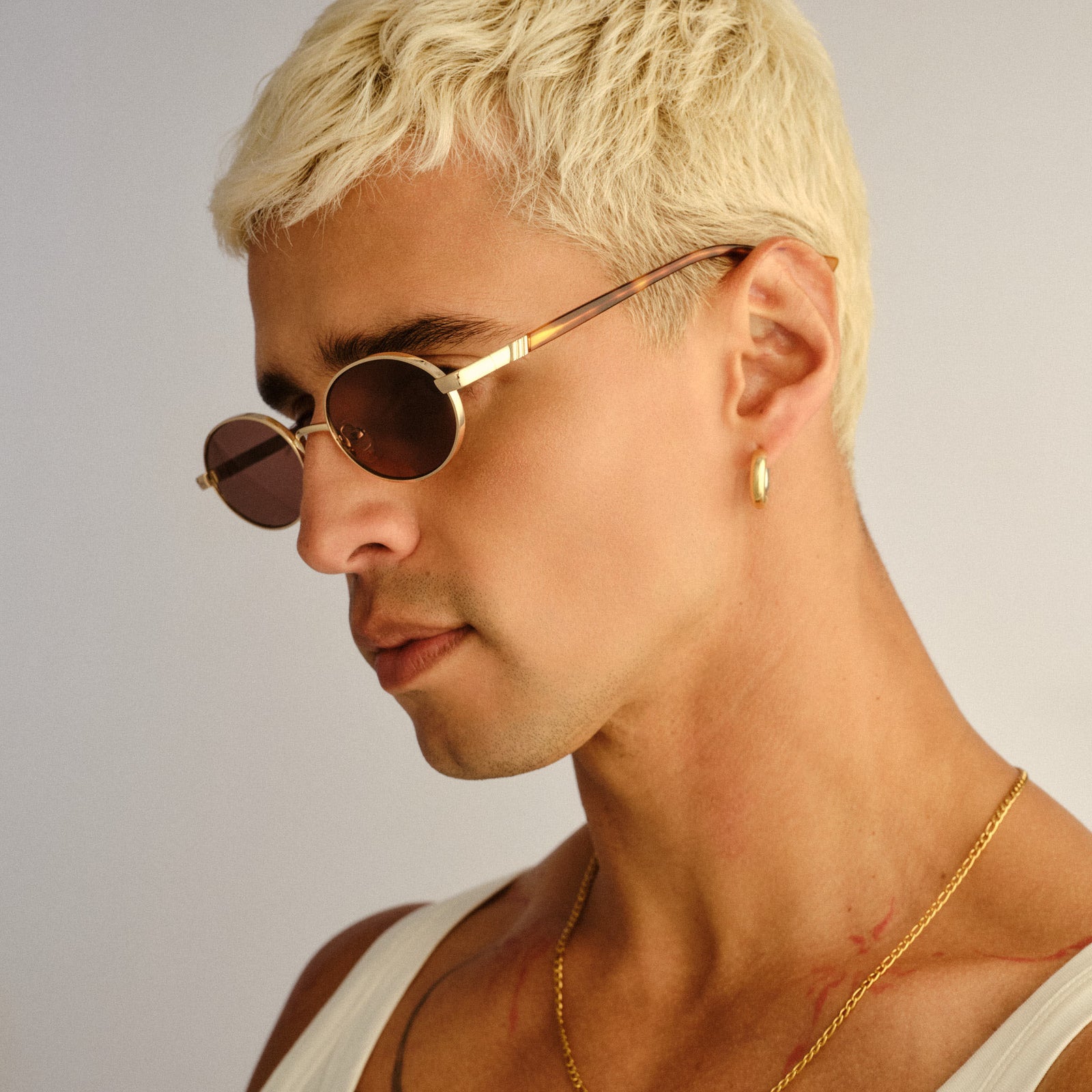 Icicle Bright Gold Uni-Sex Oval Sunglasses | Le Specs